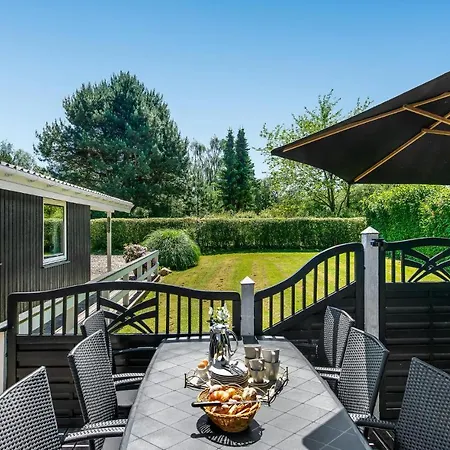 3 Bedroom Cozy In Tranekaer Holiday home Stoense